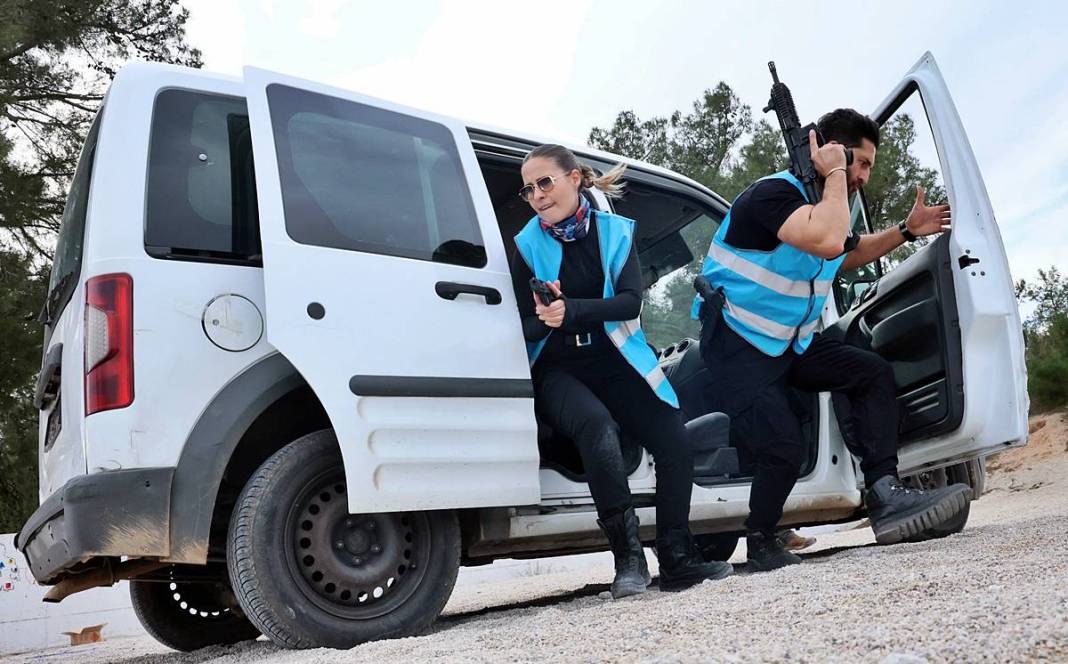 Yerli Lara Croft, karanlıkta hedefi 12'den vuruyor! Polis eğitmeni Nisa Aydın'ın müdahale teknikleri nefesleri kesiyor 20